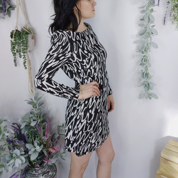 Milly Dresses & Skirts - Milly 3/4 sleeve black graffiti shift dress  0517